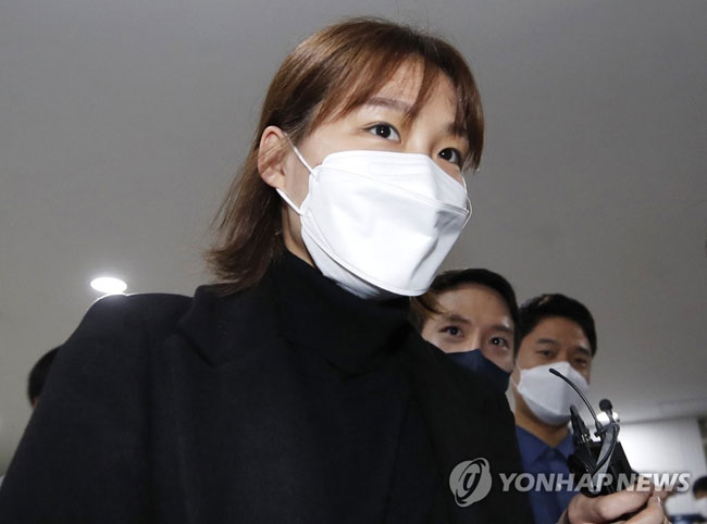 (서울=연합뉴스) 임헌정 기자 = ‘무단이탈’로 논란을 부른 여자프로배구 IBK기업은행 세터 조송화가 10일 오전 서울 마포구 상암동 한국배구연맹에서 열린 상벌위원회에 출석하고 있다. 2021.12.10 [공동취재]