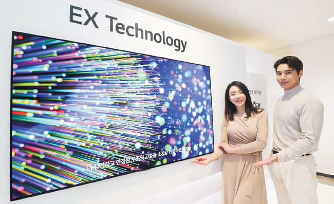 LG디스플레이 모델들이 29일 차세대 유기발광다이오드(OLED) TV 패널인 OLED.EX를 소개하고 있다. LG디스플레이는 이날 오전 서울 강서구 LG사이언스파크에서 기존 OLED보다 화면 밝기를 30% 높이는 등 화질을 개선한 OLED.EX를 공개했다.  LG디스플레이 제공