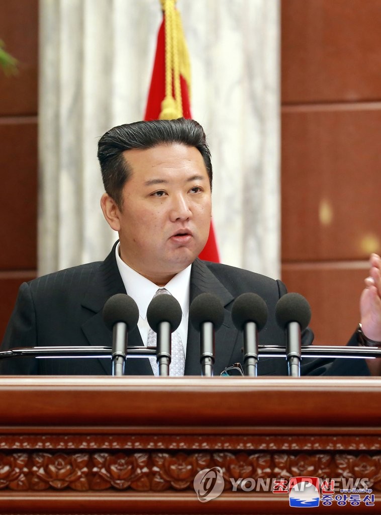 (평양 조선중앙통신=연합뉴스) 북한 김정은 노동당 총비서가 지난 28일 노동당 제8기 제4차 전원회의에 정장, 셔츠, 넥타이 차림으로 참석한 모습을 조선중앙통신이 29일 보도했다. 김 총비서는 목둘레가 한결 여유롭고 턱선이 과거보다 날렵해진 모습이다. 2021.12.29