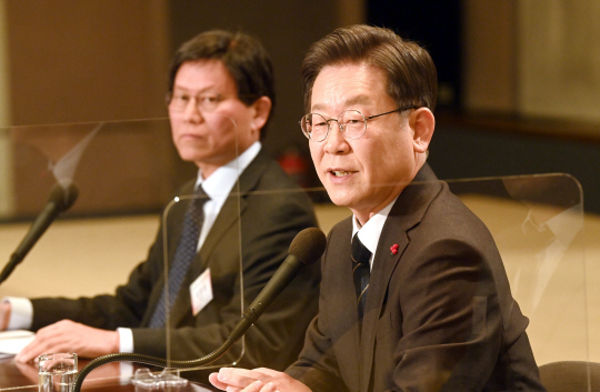 이재명(오른쪽) 더불어민주당 대선 후보가 30일 오전 한국프레스센터에서 열린 한국신문방송편집인협회 주최 토론회에서 패널들의 질문에 답변하고 있다.