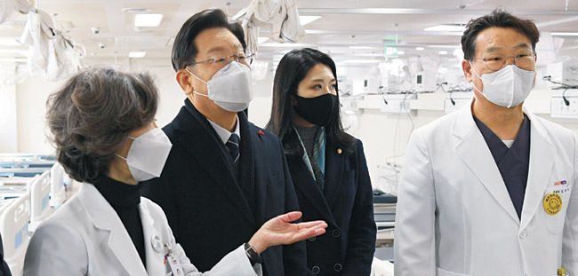 이재명(왼쪽 두 번째) 더불어민주당 대선후보가 31일 오전 코로나19 거점전담병원인 경기 고양시 고양자인메디병원에서 류은경(〃) 병원 이사장의 설명을 듣고 있다. 국회사진기자단