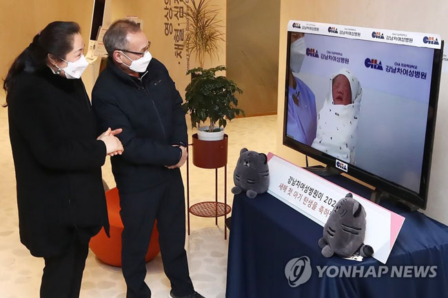 (서울=연합뉴스) 진연수 기자 = 2022년 임인년(壬寅年) 새해 첫 아기가 태어난 1일 오전 서울 강남구 강남 차병원에서 아기의 할아버지, 할머니가 김민선·장우진 씨의 딸 꾸물이(태명)의 탄생을 비대면 생중계로 지켜보고 있다. 신종 코로나바이러스 감염증(코로나19)으로 인해 가족들이 TV 화면을 통해 생중계되는 아기의 탄생을 지켜보며 기쁨을 함께했다. 2022.1.1