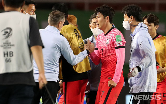 [안산=뉴시스] 추상철 기자 = 7일 오후 경기 안산시 단원구 안산와스타디움에서 열린 ‘2022 카타르월드컵 아시아지역 최종예선’ 3차전 대한민국과 시리아의 경기. 경기를 마친 손흥민이 파울루 벤투 감독과 손을 맞잡고 있다. 2021.10.07.