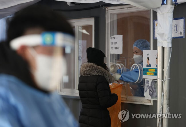 (서울=연합뉴스) 이지은 기자 = 2022년 첫날인 1일 오전 서울 중구 서울역 광장에 마련된 코로나19 임시선별검사소에서 시민이 검사를 받고 있다. 중앙방역대책본부(방대본)는 이날 0시 기준으로 코로나19 신규 확진자가 4천416명 늘어 누적 확진자 수가 63만5천253명이라고 밝혔다. 2022.1.1
