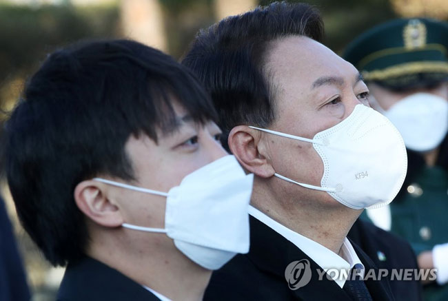 (서울=연합뉴스) 이정훈 기자 = 국민의힘 윤석열 대선 후보와 이준석 대표가 1일 오전 서울 동작구 국립서울현충원을 찾아 참배하며 국기에 경례하고 있다. 2022.1.1