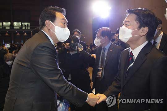인사하는 윤석열과 안철수 [연합뉴스 자료사진]