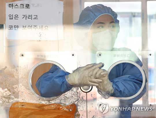 (서울=연합뉴스) 2022년 임인년(壬寅年) 첫날인 1일 오전 서울 중구 서울역 광장에 마련된 코로나19 임시선별검사소에서 의료진이 검사를 받으려는 시민을 기다리고 있다. 2022.1.1