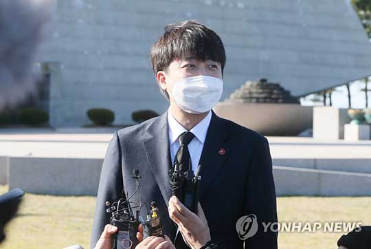(제주=연합뉴스) 국민의힘 이준석 대표가 1일 오후 제주시 봉개동 4·3평화공원을 참배한 뒤 취재진의 질문에 답변하고 있다. 2022.1.1