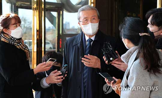 (서울=연합뉴스) 국민의힘 김종인 총괄선대위원장이 31일 서울 마포구의 한 음식점에서 이준석 대표와 오찬회동을 마친 뒤 자리를 나서며 취재진의 질문을 받고 있다. 2021.12.31 [국회사진기자단]