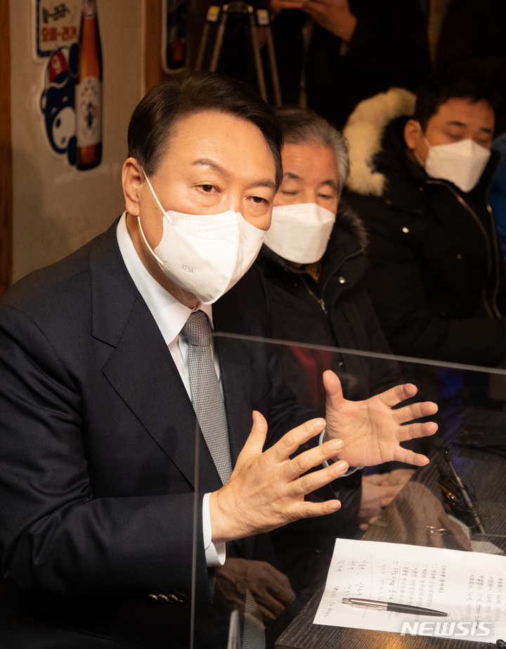 [서울=뉴시스] 국회사진기자단 = 윤석열 국민의힘 대선후보가 2일 종로구 관철동에서 열린 ‘코로나19자영업자 피해현장 간담회’에서 대책을 이야기 하고 있다. 2022.01.02.