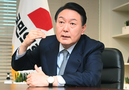윤석열 국민의힘 대선후보가 2일 서울 여의도 당사에서 진행된 인터뷰에서 “지속 발전 가능한 국가공동체는 문재인 정권의 교체 없이는 불가능하다”며 정권 교체 필요성을 강조하고 있다.