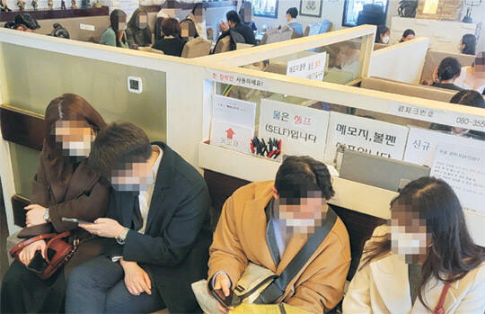 취업과 진로고민, 집값 상승 등으로 탈출구가 보이지 않는 2030 세대들이 임인년 신년운세를 보려는 발길이 늘면서 2일 서울 마포구 홍대 예술의거리에 위치한 한 사주카페가 자리가 없어 1∼2시간을 대기할 정도로 붐비고 있다.