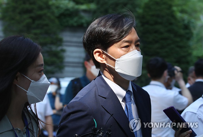 (서울=연합뉴스) 자녀 입시비리 의혹을 받는 조국 전 법무부 장관이 23일 오전 서울 서초구 서울중앙지법에서 열린 1심 속행 공판에 출석하고 있다. 2021.7.23