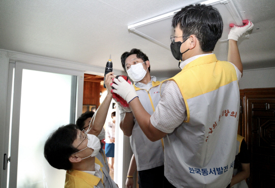 김영문(가운데) 한국동서발전 사장이 지난해 9월 1일 울산지역 취약계층의 주거환경 개선과 일자리 창출을 돕는 ‘신박한 에너지 정리’ 프로젝트에 참여해 집수리 봉사활동을 하고 있다.  동서발전 제공