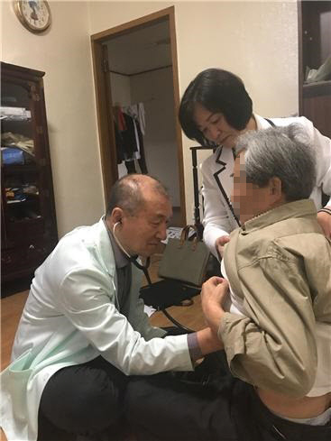 이종철(왼쪽) 경남 창원보건소장이 거동이 불편한 주민 집을 방문해 진료하고 있다.    창원보건소 제공