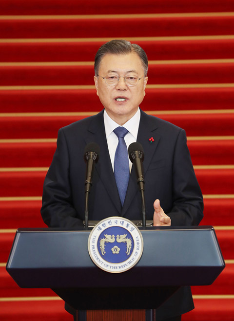 문재인 대통령이 3일 오전 청와대에서 재임 중 마지막인 2022년 신년사를 발표하고 있다. 연합뉴스