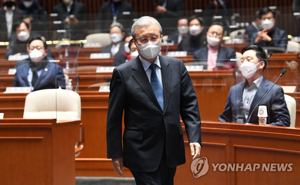 (서울=연합뉴스) 국민의힘 김종인 총괄선대위원장이 3일 서울 여의도 국회에서 열린 ‘변화와 단결’ 의원총회에서 발언대로 향하고 있다. 2022.1.3 [국회사진기자단]