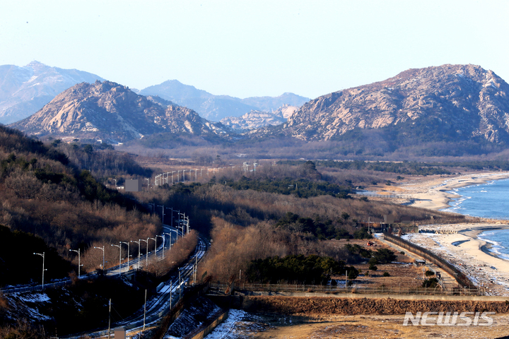 [고성(강원)=뉴시스] 새해 첫날 신원이 밝혀지지 않은 월북자가 발생해 동부전선 육군 제22보병사단을 비롯, 육군에 비상이 걸렸다. 2일 오후 민간인이 들어갈 수 있는 최북단 강원도 고성군 통일전망대에서 북한 지역 군사분계선(MDL) 북한군 초소와 감호, 구선봉 등이 보인다. 2022.01.02.