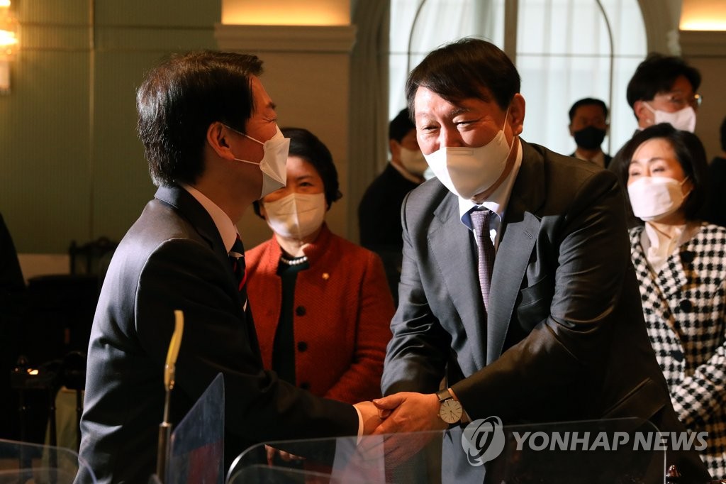 윤석열-안철수 악수[연합뉴스 자료사진]