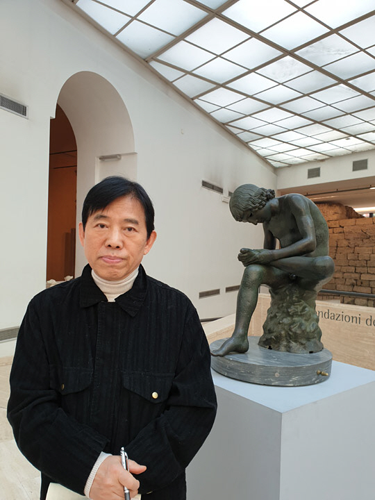 김병종 작가가 청동조각상 ‘가시를 뽑는 소년’ 앞에서 포즈를 취했다.