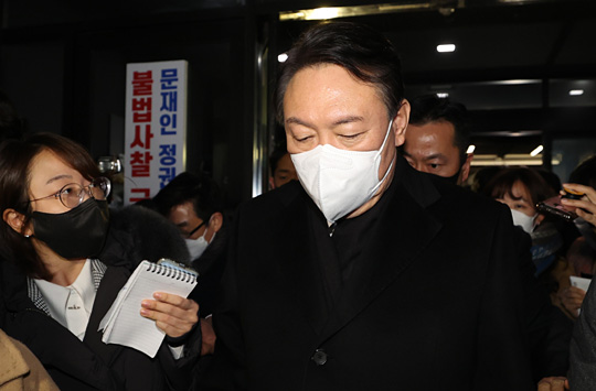 윤석열 국민의힘 대선 후보가 3일 여의도 당사에서 중앙선거대책위원회 전면 쇄신안 후속 대책을 논의한 뒤 당사를 나서고 있다.  연합뉴스