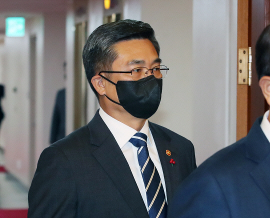 서욱 국방부 장관이 강원 동부전선 탈북자 월북 사건이 벌어진 지 나흘째인 4일 정부서울청사에서 열린 국무회의에 참석하고 있다. 2020년 11월 22사단 철책을 넘어 귀순했던 김모 씨는 지난 1일 비슷한 경로로 다시 월북해 군 기강해이 논란이 일고 있다.