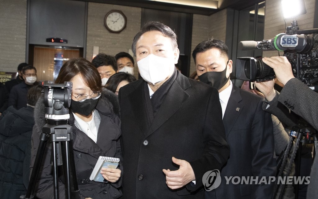 (서울=연합뉴스) 국민의힘 윤석열 대선 후보가 3일 저녁 서울 여의도 당사에서 선대위 전면 쇄신안 후속대책을 논의한 뒤 당사를 나서고 있다. 2022.1.3 [공동취재]