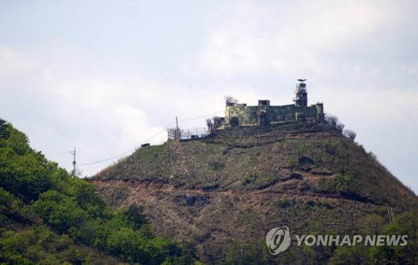 지난 1일 22사단 귀순자 월북 사건은 9·19 남북군사합의에 따라 병력을 철수시킨 GP(감시소초) 인근에서 발생했다. 합참 관계자는 “(월북자가) 우리 GP 좌측에서 감시 장비에 포착됐다”면서 “해당 GP는 (인원을 철수한 후) ‘보존GP’로 유지되고 있고, 그 GP에 CCTV를 보강했고, 그 인근 보급로 상에서 열상감시 장비로 포착됐다”고 설명했다. 사진은 2019년 4월 27일 금강산 전망대에서 바라본 보존GP인 369 GP. 연합뉴스