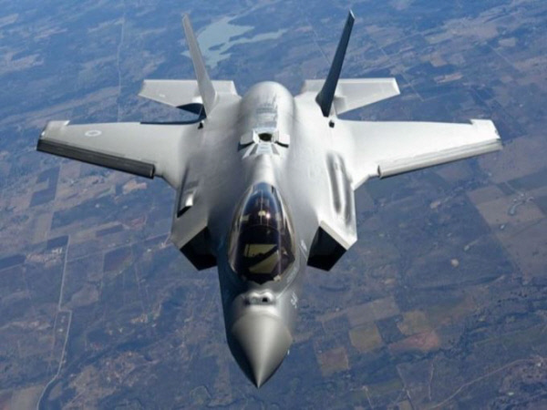 올해 안에 40대가 도입 완료될 예정인 공군의 F-35A 스텔스 전투기가 비행하는 모습. 연합뉴스