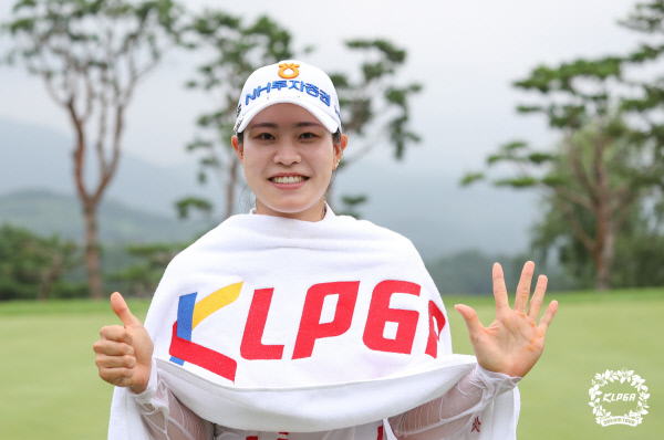 박민지가 지난해 7월 11일 경기도 파주 서원밸리CC에서 열린 KLPGA투어 대보하우스디오픈에서 시즌 6승을 달성한 뒤 손가락 6개를 펴보이고 있다. KLPGA 제공