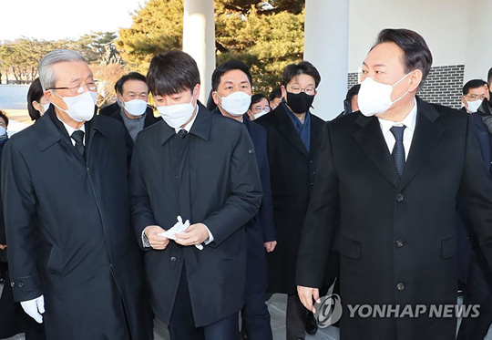 국민의힘 윤석열 대선 후보가 지난 1일 오전 서울 동작구 국립서울현충원을 참배한 뒤 김종인 총괄선대위원장, 이준석 대표 등과 이동하고 있다. [연합뉴스 자료사진]