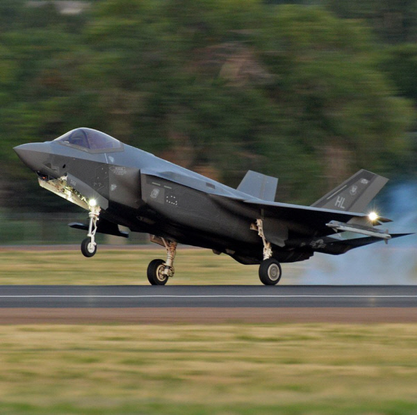 마국 공군 제388전투비행단 소속 스텔스 전투기 F-35A가 미국 유타주 힐공군기지에 착륙하는 모습. 지난해 6월 미 힐공군기지서 발생한 랜딩기어 사고는 착륙시 랜딩기어가 부러지는 사고였지만 4일 한국 공군의 F-35A 랜딩기어 사고는, 3개의 랜딩기어가 모두 작동하지 않아, 동체 비상착륙한 사고로 하마터면 대형사로 이어질 뻔했다. 미 공군 홈페이지 캡처
