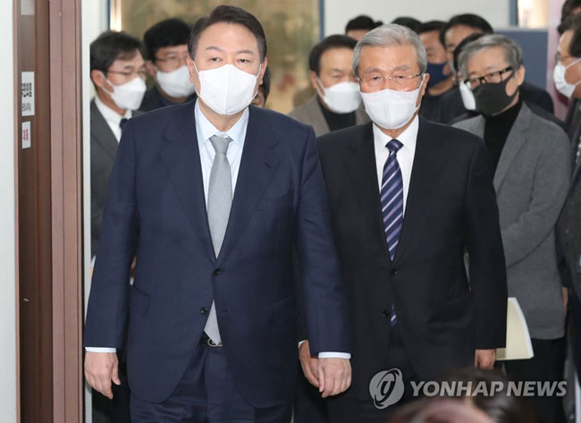 (서울=연합뉴스) 하사헌 기자 = 국민의힘 윤석열 대선 후보와 김종인 총괄선대위원장이 2일 오전 서울 영등포구 국민의힘 당사에서 ‘윤석열의 정부혁신-디지털플랫폼정부’ 공약을 발표하기 위해 입장하고 있다. 2022.1.2 [국회사진기자단]