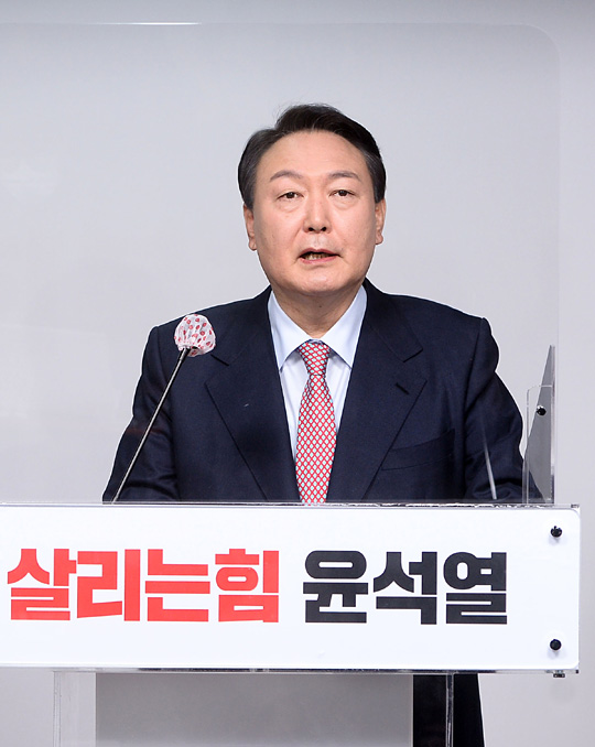 윤석열 국민의힘 대선 후보가 5일 오전 서울 여의도 당사에서 후보 직할 체제로 구성된 실무형 선거대책본부 개편안을 발표하고 있다.