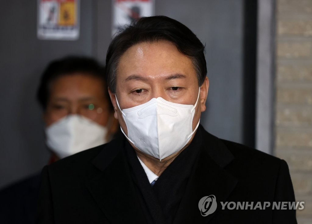 (서울=연합뉴스) 국민의힘 윤석열 대선 후보가 3일 저녁 서울 여의도 당사에서 선대위 전면 쇄신안 후속대책을 논의한 뒤 당사를 나서고 있다. 2022.1.3 [공동취재]