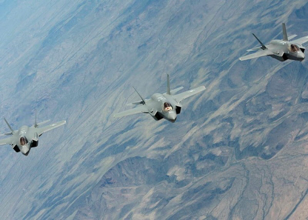 공군 제19전투비행단 소속 F-35A 프리덤 나이트 스텔스 전투기 편대 훈련 모습. 비행대장 출신 A소령이 랜딩기어 고장의 위기일발의 F-35A의 동체 착륙을 성공시킴으로써 한국 공군의 우수성을 과시했다. 연합뉴스
