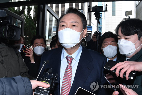 (서울=연합뉴스) 국민의힘 윤석열 대선 후보가 5일 오전 쇄신안을 발표하기 위해 서울 여의도 당사로 들어서며 취재진의 질문을 받고 있다. 2022.1.5 [국회사진기자단]