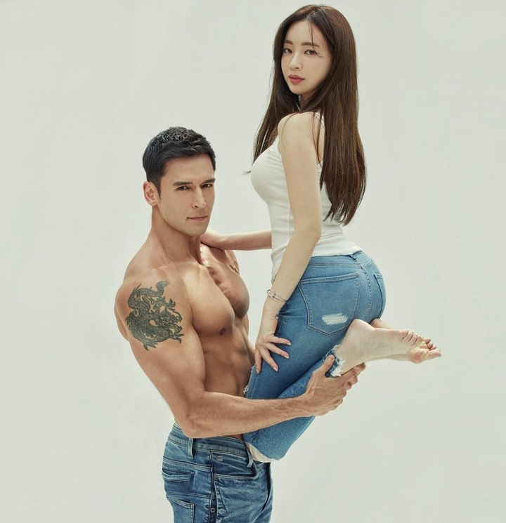 [서울=뉴시스] 양정원, 줄리엔 강 두 팔에 온몸 맡겼다...‘엄청난 신뢰’ 2022.01.05 (사진=양정원 SNS 제공) *재판매 및 DB 금지