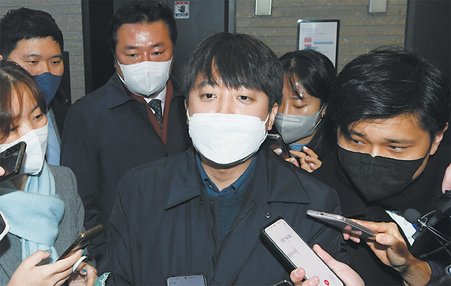 이준석(가운데) 국민의힘 대표가 6일 오전 서울 여의도 당사에서 비공개 최고위원회의를 마치고 나오며 기자들의 질문에 답하고 있다.  국회사진기자단