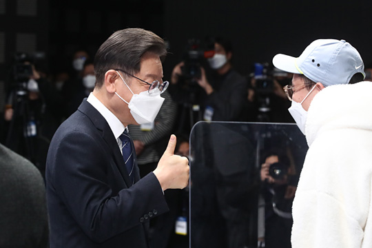 이재명(왼쪽) 더불어민주당 대선 후보가 6일 오전 서울 강남구 코엑스에서 열린 ‘CES 2022 라이브’ 혁신기업 정책 간담회에서 한 참석자에게 엄지손가락을 추켜세우며 인사를 나누고 있다. 국회사진기자단