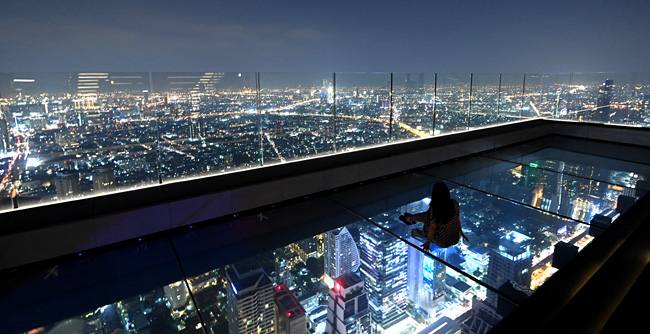 태국에서 가장 높은 빌딩인 방콕의 마하나콘 빌딩의 루프톱 전망대 스카이워크. 유리로 마감한 바닥이 아찔하다. 스카이워크는 지난 2018년 11월 오픈했다.