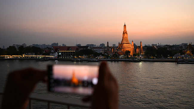 태국 방콕 차오프라야 강변의 근사한 부티크 호텔 ‘살라 라타나코신’의 루프톱 바에서 바라본 일몰 직후의 새벽사원(왓아룬). 새벽사원은 지난 2013년부터 5년 동안 보수 공사를 진행해 2018년 하반기에야 말끔한 모습을 공개했다. 보수공사를 끝낸 지 1년 6개월여 만에 팬데믹이 덮치면서 밝고 화려하게 고쳐진 새벽사원엔 가볼 수 없었다. 지금 방콕에 가면 가장 먼저 가봐야 할 곳으로 그곳을 추천하는 이유다.