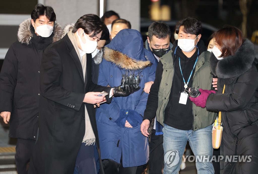 (서울=연합뉴스) 경찰은 회삿돈 1천880억원을 빼돌린 혐의를 받는 오스템임플란트 직원 이 모(45) 씨를 5일 검거했다고 밝혔다. 사진은 이 모 씨가 6일 오전 서울 강서경찰서로 들어서는 모습. 2022.1.6