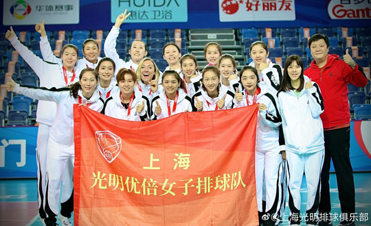 김연경의 소속팀인 중국 상하이 브라이트 선수들이 4일 중국 광둥성 장먼스포츠센터에서 시상식에서 메달을 목에 걸고 포즈를 취하고 있다. 팀을 3위로 이끈 김연경은 시상식에 제한된 인원만 참석해야 한다는 리그 사무국 조처에 따라 시상식에 참석하지 못했다. [중국 상하이 브라이트 웨이보 계정 캡처. 재배포 및 DB 금지]