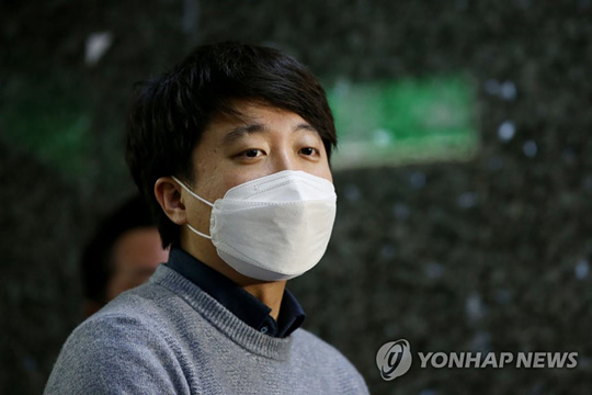 (서울=연합뉴스) 국민의힘 이준석 대표가 지난 5일 오후 서울 여의도 국회 당대표실 앞에서 취재진에게 윤석열 대선 후보의 선대위 쇄신 기자회견에 대한 입장을 밝히고 있다. 2022.1.5 [국회사진기자단]