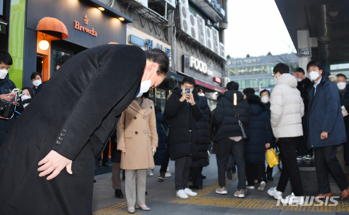 [서울=뉴시스] 국회사진기자단 = 윤석열 국민의힘 대선 후보가 6일 서울 여의도역 출구에서 출근하는 시민들에게 인사하고 있다. 2022.01.06.