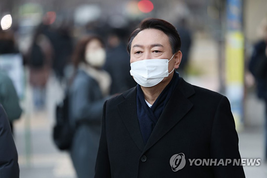 (서울=연합뉴스) 국민의힘 윤석열 대선 후보가 6일 오전 서울 여의도역 인근에서 시민들에게 새해 인사를 하고 있다. 2022.1.6