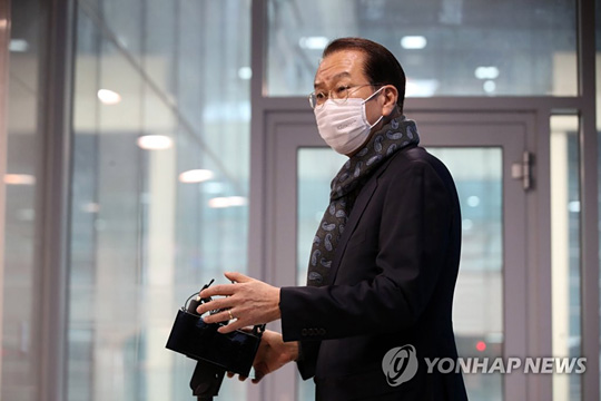 (서울=연합뉴스) 국민의힘 선거대책본부장으로 임명된 권영세 의원이 5일 오후 국회 소통관에서 취재진의 질문에 답하고 있다. 2022.1.5 [국회사진기자단]
