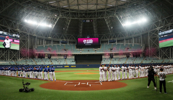 신한은행 SOL 2121 KBO리그가 개막한 지난해 4월 3일 서울 구로구 고척스카이돔에서 키움과 삼성의 경기를 앞두고 축포가 터지고 있다.  뉴시스