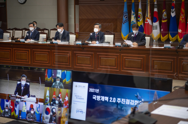 서욱 국방부 장관이 6일 오전 서울 용산 국방부에서 원인철 합참의장을 비롯한 육·해·공군 참모총장 둥 주요직위자들이 참석한 가운데 국방개혁 2.0 추진점검회의를 주관하며 모두발언을 하고 있다. 국방부 제공